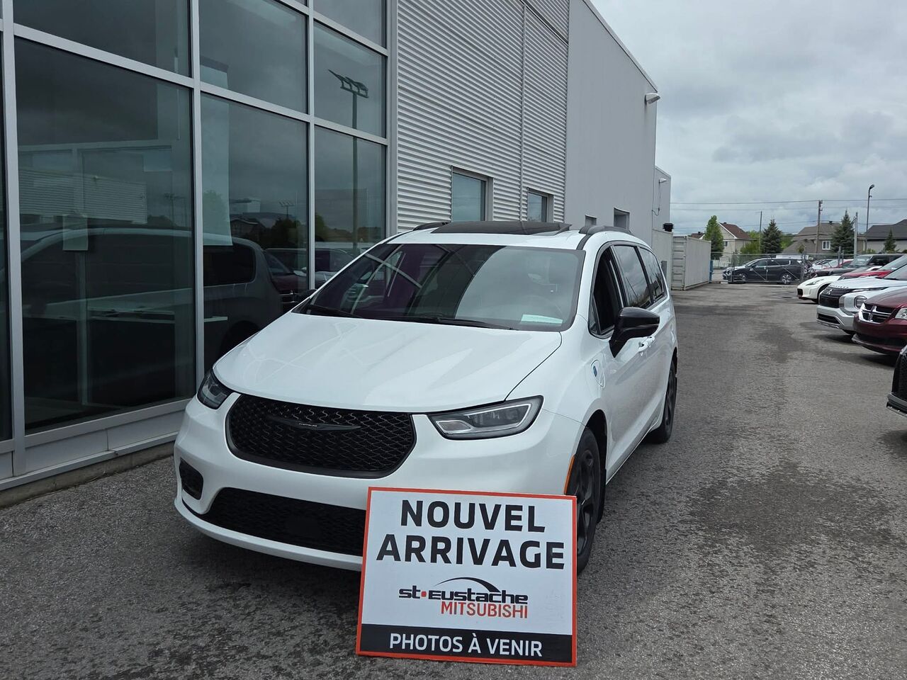 2024 Chrysler Pacifica Hybrid White Saint-Eustache - photo #0