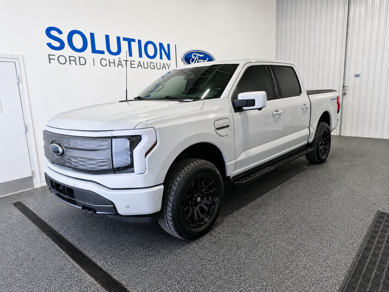 Ford F-150 Lightning LARIAT F150 LIGHTNING LARIAT 2023 Beige Ch&acirc;teauguay - photo #0