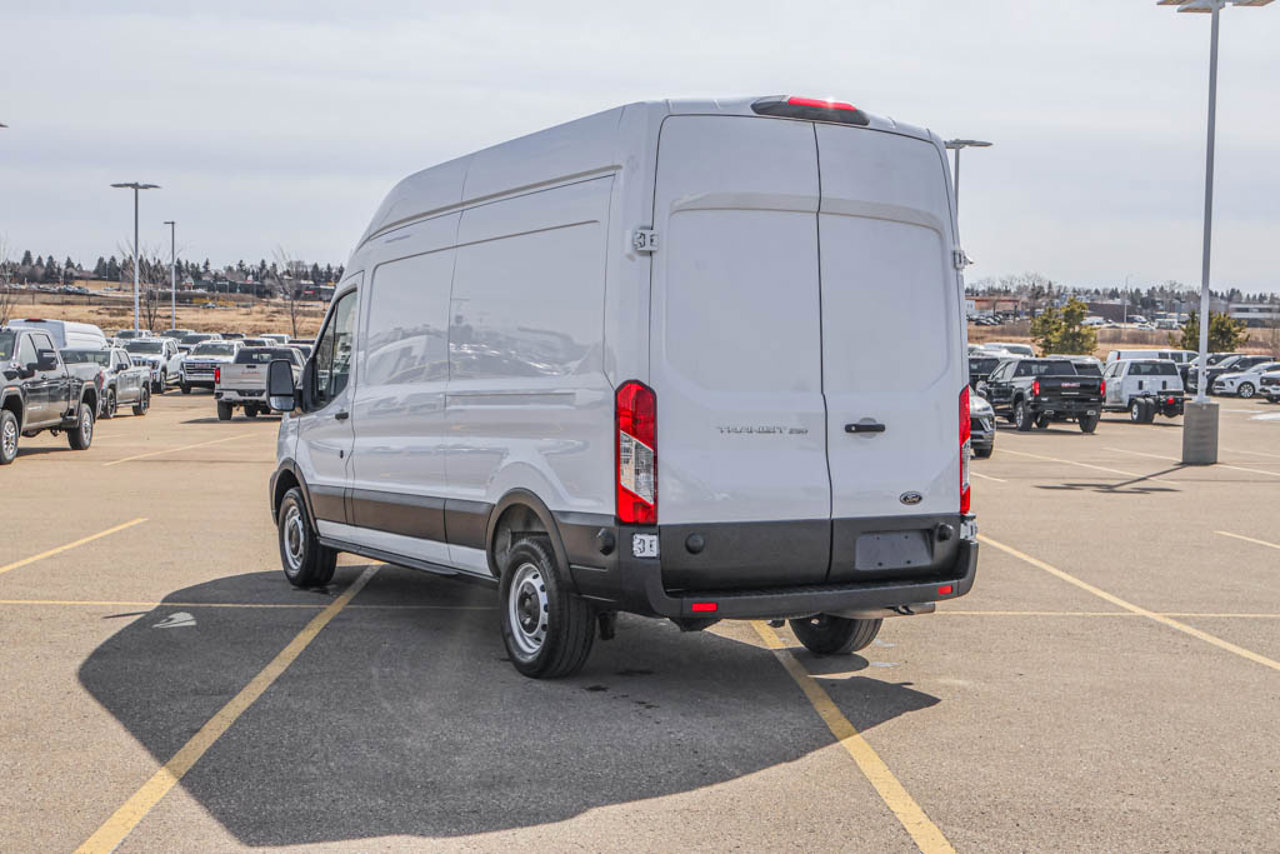 Ford Transit: Як вибрати, порівняти та придбати потрібний фургон